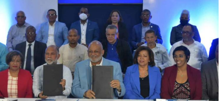 Eduardo Hidalgo, presidente de la ADP, y el ministro Roberto Fulcar firmaron el acuerdo la tarde de este lunes en la sede del Ministerio