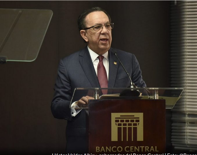 El presidente Luis Abinader ratificó este jueves a Héctor Valdez Albizu