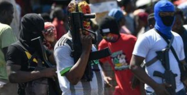 A pocas horas de aprobada en el Consejo de Seguridad de Naciones Unidas  una medida de sanciones contra grupos armados de Haití, dos de las más peligrosas pandillas del país se declaran la guerra y matan a 12 en un ataque. 