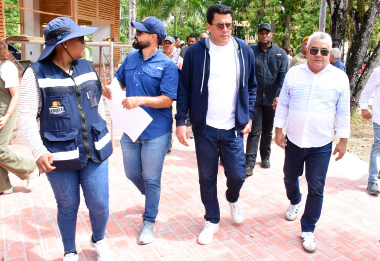 Collado supervisa obras en Samaná: malecón pasa prueba contra inundación